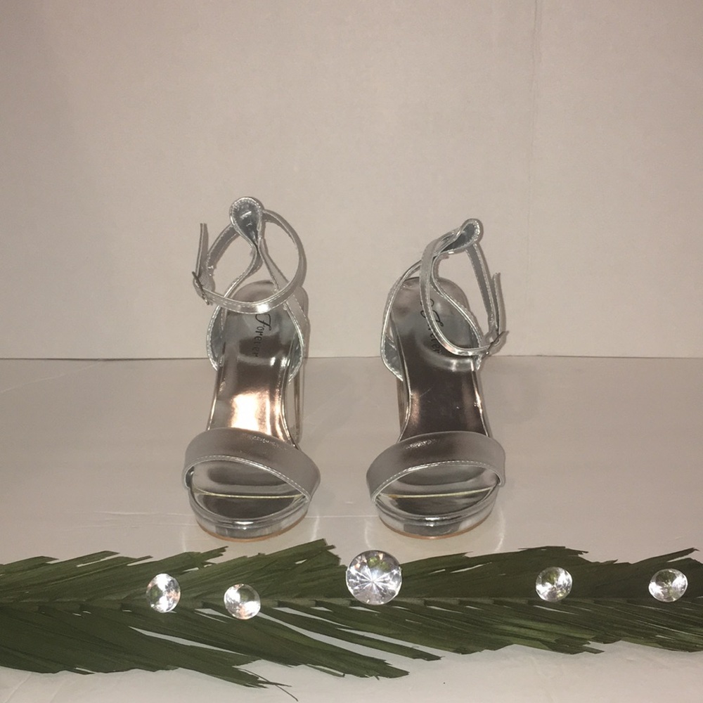 Silver Heels - Picture 3 of 3